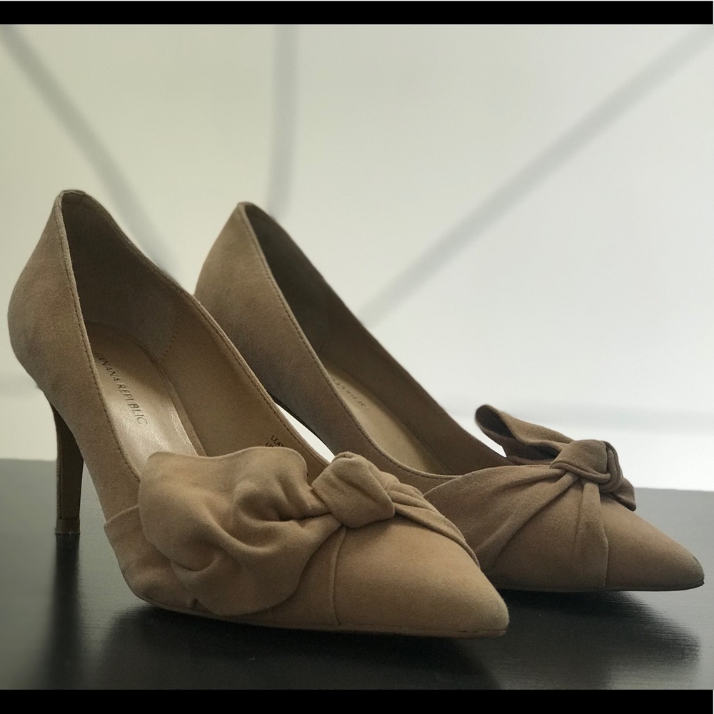 Banana Republic tan suede pumps with bow detail